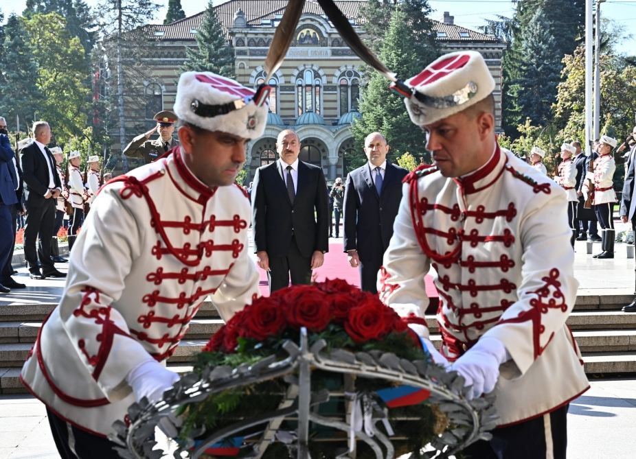President Ilham Aliyev visits tomb of Unknown Soldier in Sofia  (PHOTO/VIDEO)