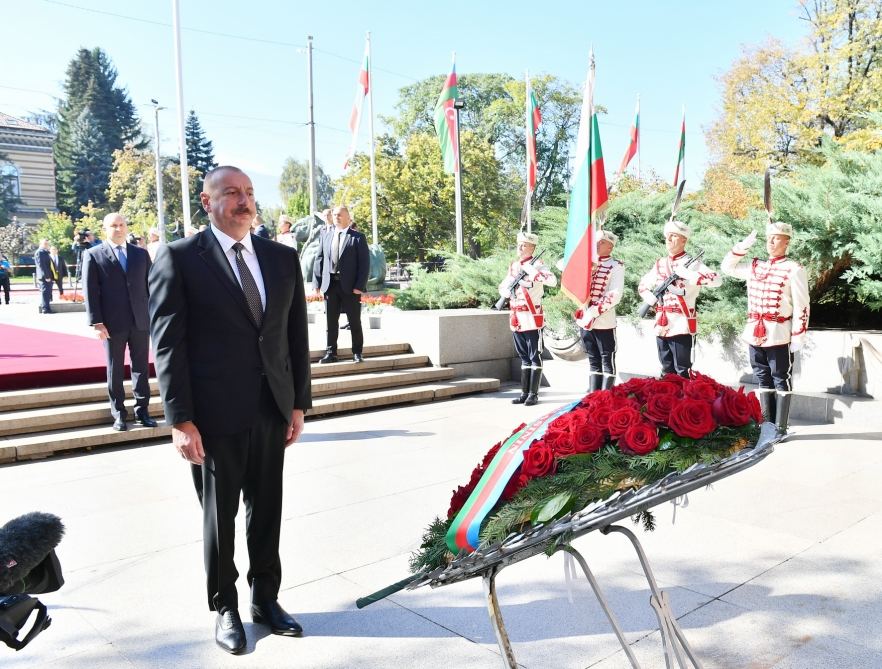 President Ilham Aliyev visits tomb of Unknown Soldier in Sofia  (PHOTO/VIDEO)