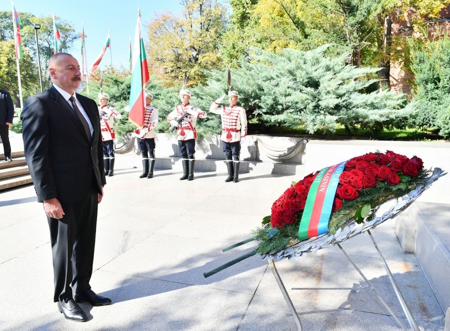 President Ilham Aliyev visits tomb of Unknown Soldier in Sofia  (PHOTO/VIDEO)