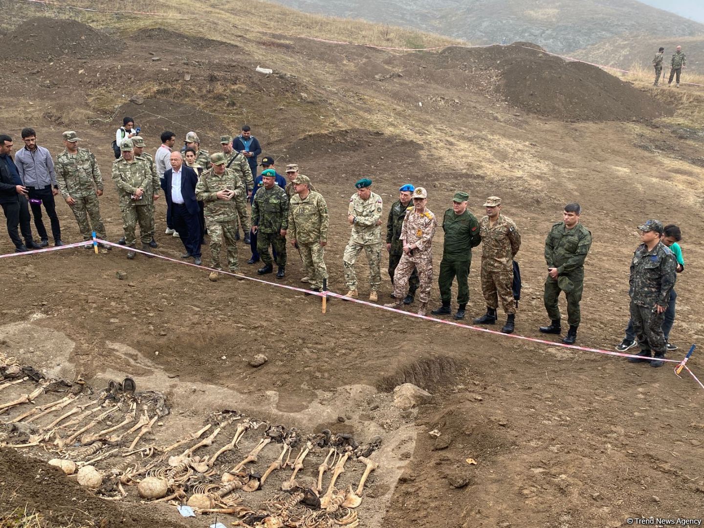 Military attachés accredited to Azerbaijan examine mass burial site found in Edilli village (PHOTO)