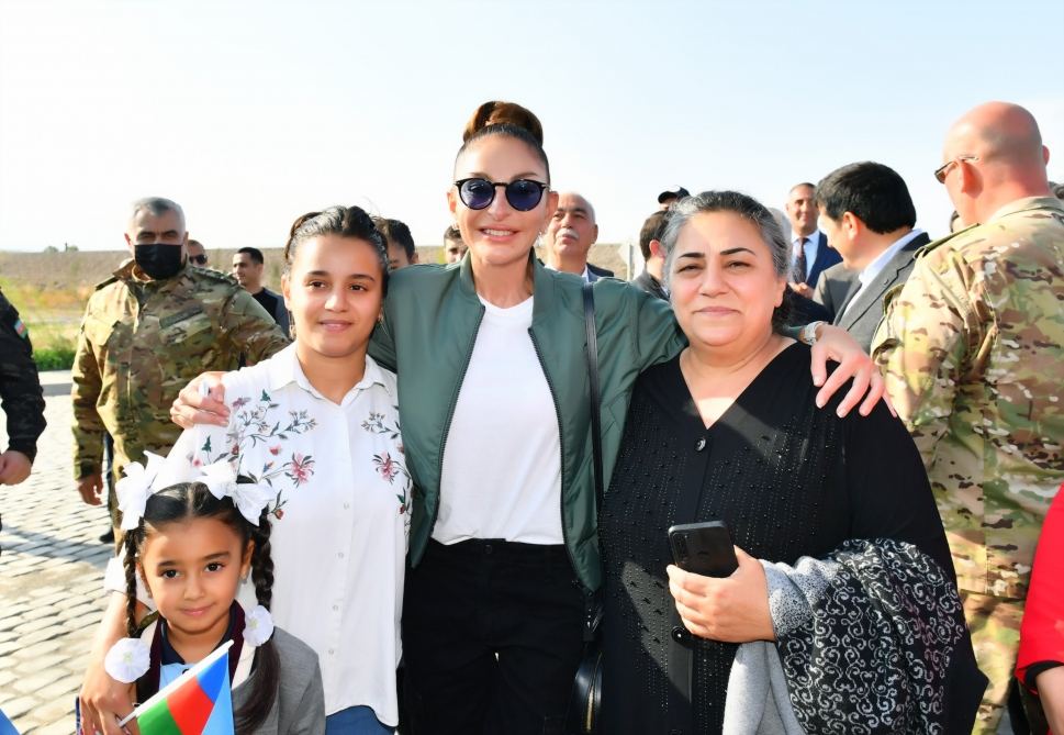 President Ilham Aliyev and First Lady Mehriban Aliyeva talk to residents of Aghali village, inquire about their conditions (PHOTO/VIDEO)