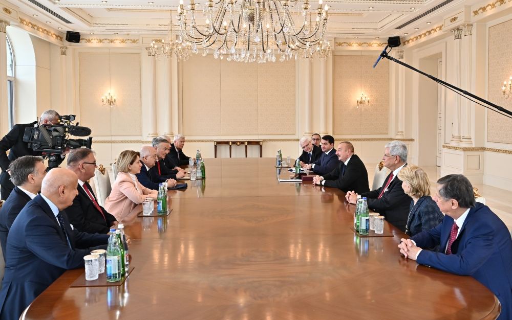 President Ilham Aliyev receives delegation of Nizami Ganjavi International Center (VIDEO)