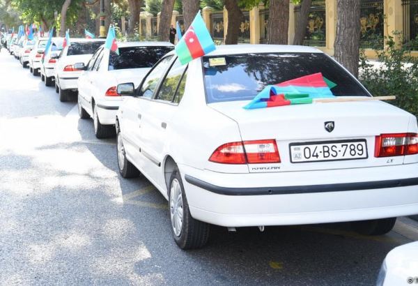 "Victory" car rally kicks off in Baku (PHOTO)