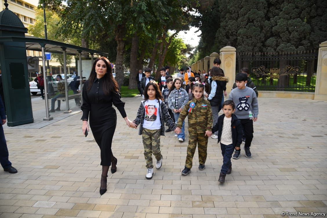 "Victory" car rally kicks off in Baku (PHOTO)