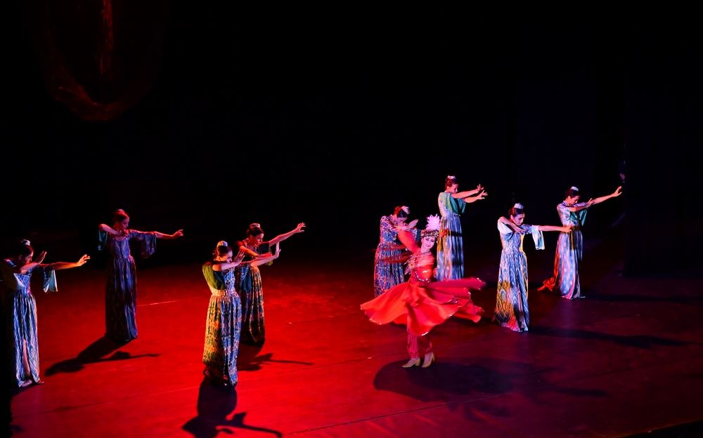 First Lady of Azerbaijan Mehriban Aliyeva watches "Lazgi" ballet in Samarkand (PHOTO/VIDEO)
