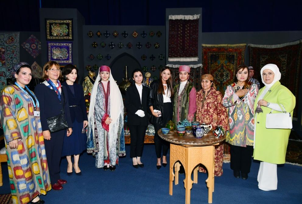 First Lady of Azerbaijan Mehriban Aliyeva views “Illusions of time” exhibition in Samarkand (PHOTO/VIDEO)