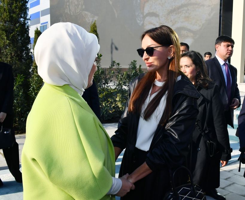 First Lady of Azerbaijan Mehriban Aliyeva views “Illusions of time” exhibition in Samarkand (PHOTO/VIDEO)