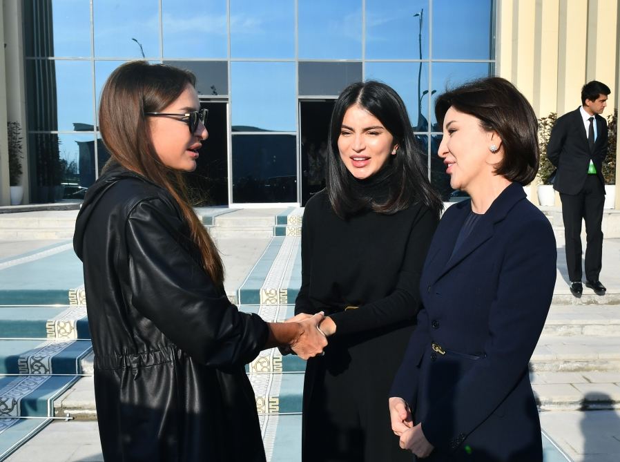 First Lady of Azerbaijan Mehriban Aliyeva views “Illusions of time” exhibition in Samarkand (PHOTO/VIDEO)