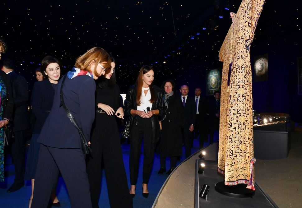 First Lady of Azerbaijan Mehriban Aliyeva views “Illusions of time” exhibition in Samarkand (PHOTO/VIDEO)