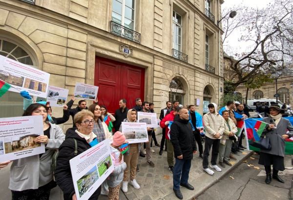 Azerbaijani diaspora representatives holding protest in front of French Senate (PHOTO)
