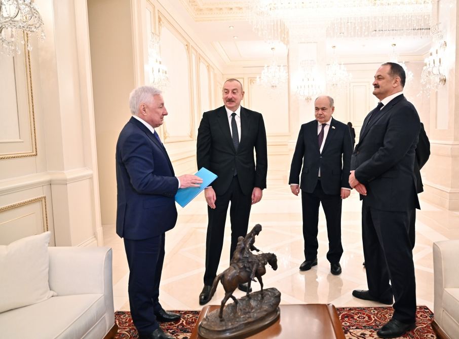 President Ilham Aliyev presented with sculptural work from office of late outstanding statesman, public figure Aziz Aliyev