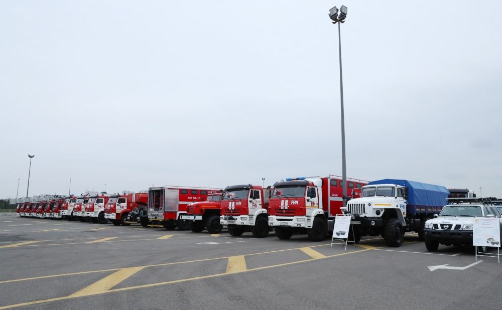 President Ilham Aliyev views newly purchased special purpose equipment and ambulances
(PHOTO)