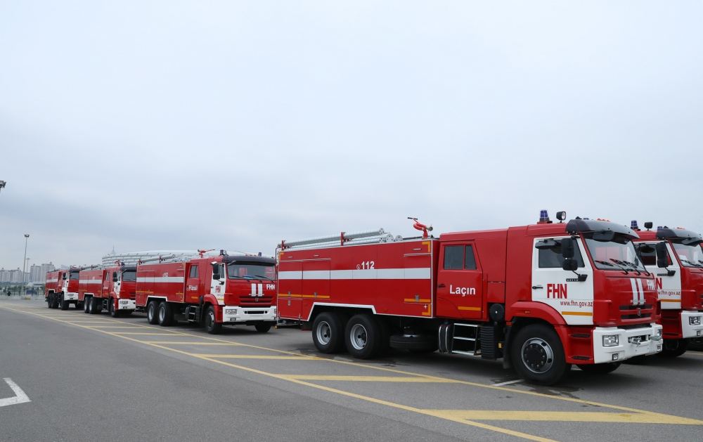 President Ilham Aliyev views newly purchased special purpose equipment and ambulances
(PHOTO)