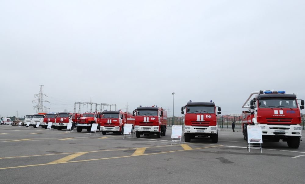 President Ilham Aliyev views newly purchased special purpose equipment and ambulances
(PHOTO)