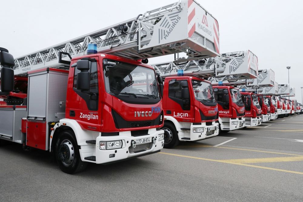 President Ilham Aliyev views newly purchased special purpose equipment and ambulances
(PHOTO)
