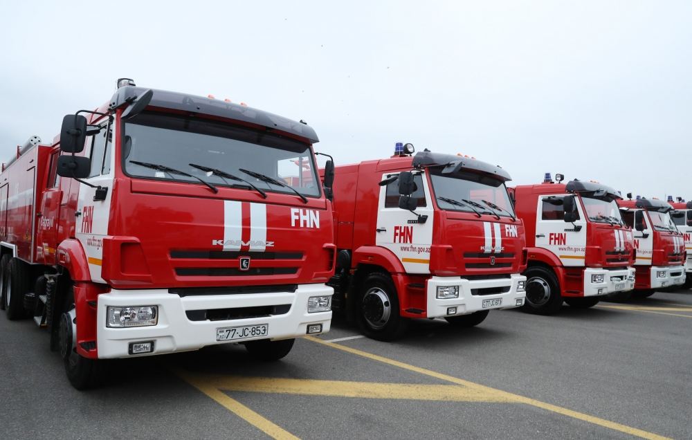 President Ilham Aliyev views newly purchased special purpose equipment and ambulances
(PHOTO)