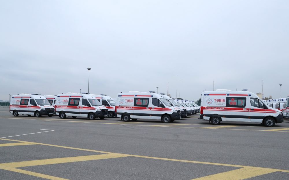 President Ilham Aliyev views newly purchased special purpose equipment and ambulances
(PHOTO)