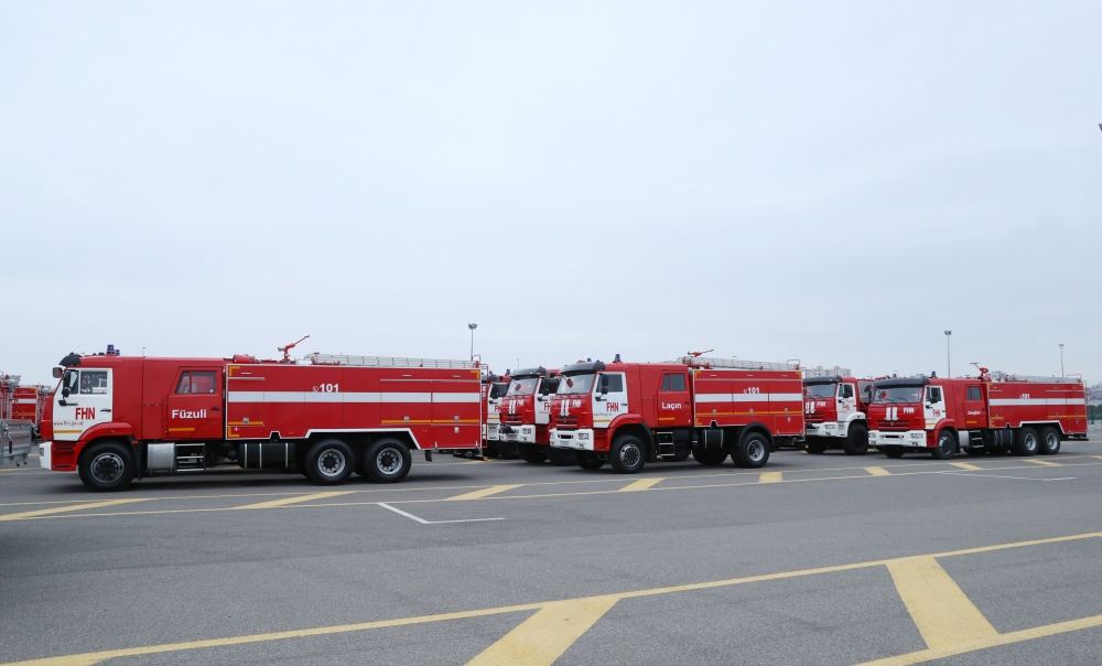 President Ilham Aliyev views newly purchased special purpose equipment and ambulances
(PHOTO)