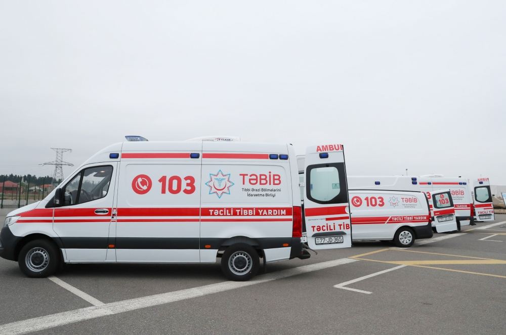 President Ilham Aliyev views newly purchased special purpose equipment and ambulances
(PHOTO)