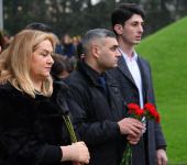 Azerbaijan's public honors memory of the Great Leader Heydar Aliyev (PHOTO)