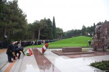 Azerbaijan's public honors memory of the Great Leader Heydar Aliyev (PHOTO)