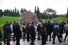 Azerbaijan's public honors memory of the Great Leader Heydar Aliyev (PHOTO)