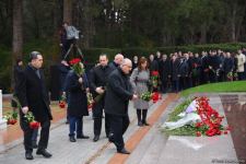 Azerbaijan's public honors memory of the Great Leader Heydar Aliyev (PHOTO)