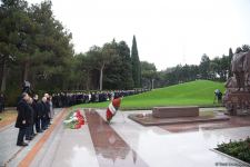 Azerbaijan's public honors memory of the Great Leader Heydar Aliyev (PHOTO)