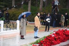 Azerbaijan's public honors memory of the Great Leader Heydar Aliyev (PHOTO)