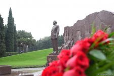 Azerbaijan's public honors memory of the Great Leader Heydar Aliyev (PHOTO)