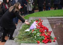 Azerbaijan's public honors memory of the Great Leader Heydar Aliyev (PHOTO)