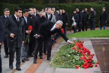 Azerbaijan's public honors memory of the Great Leader Heydar Aliyev (PHOTO)