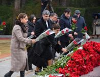 Azerbaijan's public honors memory of the Great Leader Heydar Aliyev (PHOTO)