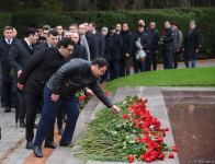 Azerbaijan's public honors memory of the Great Leader Heydar Aliyev (PHOTO)