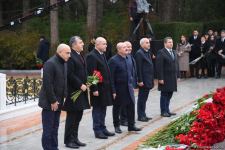 Azerbaijan's public honors memory of the Great Leader Heydar Aliyev (PHOTO)