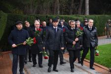 Azerbaijan's public honors memory of the Great Leader Heydar Aliyev (PHOTO)