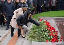 Azerbaijan's public honors memory of the Great Leader Heydar Aliyev (PHOTO)