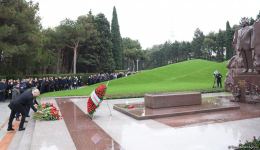 Azerbaijan's public honors memory of the Great Leader Heydar Aliyev (PHOTO)