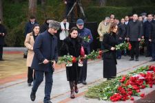 Azerbaijan's public honors memory of the Great Leader Heydar Aliyev (PHOTO)