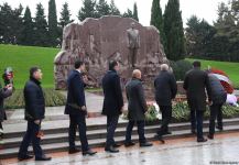 Azerbaijan's public honors memory of the Great Leader Heydar Aliyev (PHOTO)