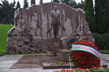 Azerbaijan's public honors memory of the Great Leader Heydar Aliyev (PHOTO)