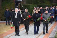 Azerbaijan's public honors memory of the Great Leader Heydar Aliyev (PHOTO)
