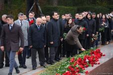 Azerbaijan's public honors memory of the Great Leader Heydar Aliyev (PHOTO)