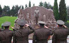 Azerbaijan's public honors memory of the Great Leader Heydar Aliyev (PHOTO)