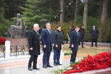 Azerbaijan's public honors memory of the Great Leader Heydar Aliyev (PHOTO)