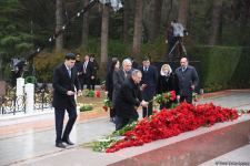 Azerbaijan's public honors memory of the Great Leader Heydar Aliyev (PHOTO)