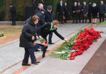 Azerbaijan's public honors memory of the Great Leader Heydar Aliyev (PHOTO)