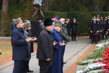 Azerbaijan's public honors memory of the Great Leader Heydar Aliyev (PHOTO)