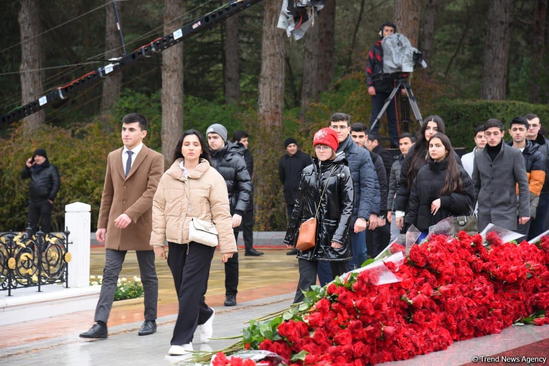 Azerbaijan's public honors memory of the Great Leader Heydar Aliyev (PHOTO)