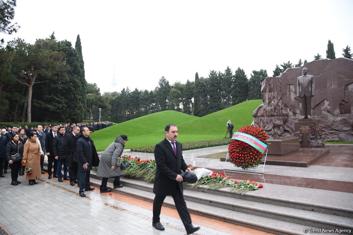 Azerbaijan's public honors memory of the Great Leader Heydar Aliyev (PHOTO)